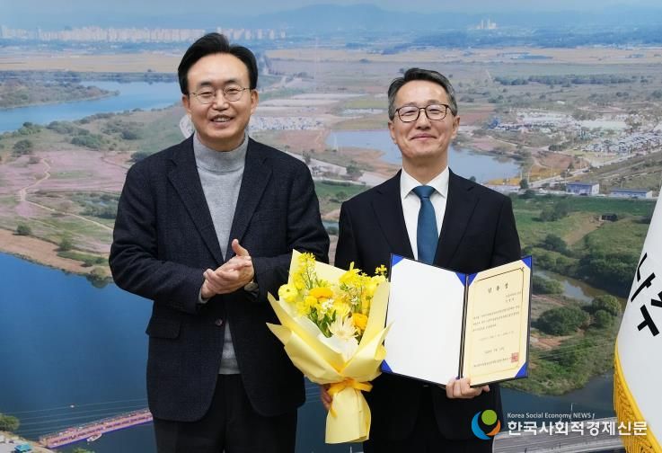 나주시가 지난 3월 13일 자로 재단법인 나주시농업농촌융복합산업진흥재단 부이사장(상임이사)에 김형목 씨(오른쪽)를 임용했다.