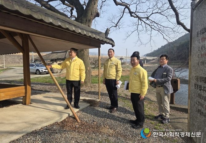 나주시가 하천과 구거 내 불법점용 시설에 대해 전수조사에 나선다. 사진은 강상구 나주시장 권한대행을 비롯한 관련 공직자들이 현장점검을 진행 중인 모습.